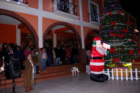 Encendido de árbol navideño en Texóloc imagen 4