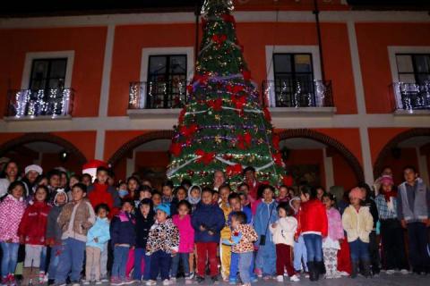 Encendido de árbol navideño en Texóloc imagen 1