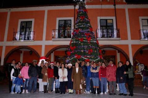 Encendido de árbol navideño en Texóloc imagen 3