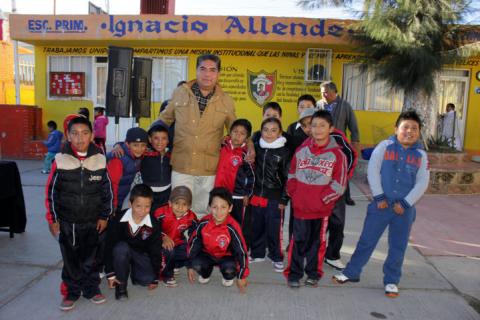 Entrega Alcalde de Calpulalpan equipo de cómputo a primaria imagen 2