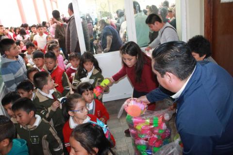 Alcalde llevo alegrías y arranco sonrisas a cientos de niños en el Día de Reyes imagen 3