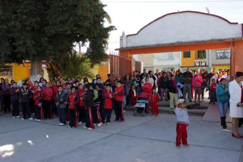 Entrega Alcalde de Calpulalpan equipo de cómputo a primaria imagen 5