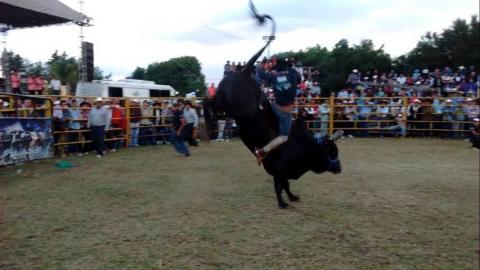 Realizan jaripeo por Feria del Elote en Axocomanitla imagen 2