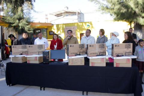 Entrega Alcalde de Calpulalpan equipo de cómputo a primaria imagen 6