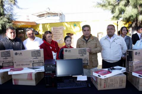 Entrega Alcalde de Calpulalpan equipo de cómputo a primaria imagen 4