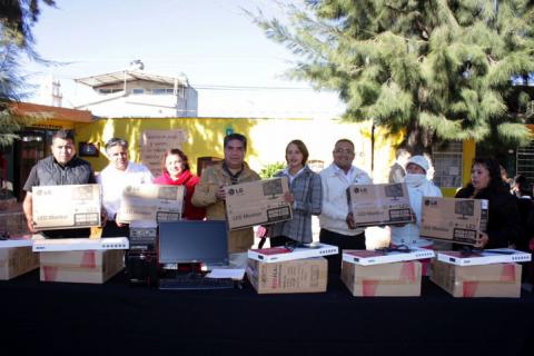 Entrega Alcalde de Calpulalpan equipo de cómputo a primaria imagen 3