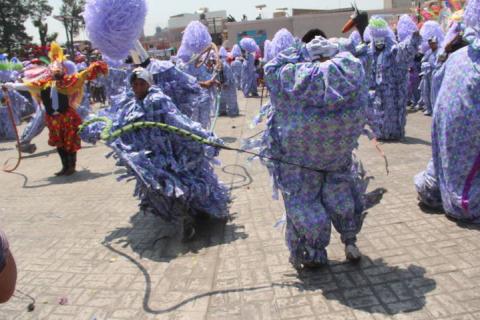 Espectacular carnaval de payasos y casamenteros reunió a miles de visitantes imagen 2