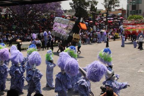 Espectacular carnaval de payasos y casamenteros reunió a miles de visitantes imagen 3