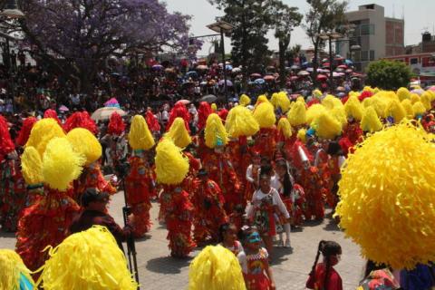 Espectacular carnaval de payasos y casamenteros reunió a miles de visitantes imagen 4