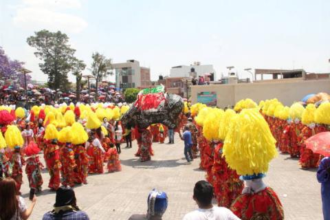 Espectacular carnaval de payasos y casamenteros reunió a miles de visitantes imagen 5