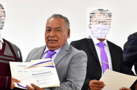 Corren del COBAT acosador y se refugia en el ITST; ahora lo exhiben por calenturiento y amoroso