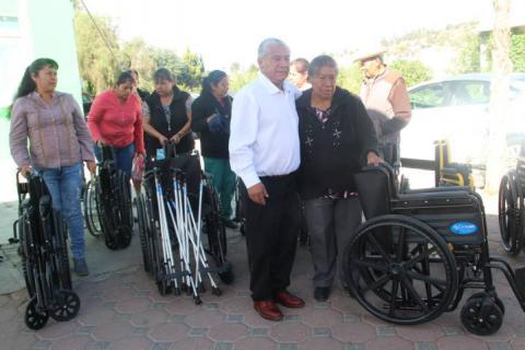 Alcalde entrega sillas de ruedas a discapacitados y adultos mayores imagen 3