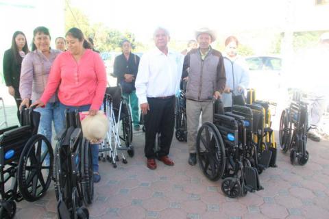 Alcalde entrega sillas de ruedas a discapacitados y adultos mayores imagen 2