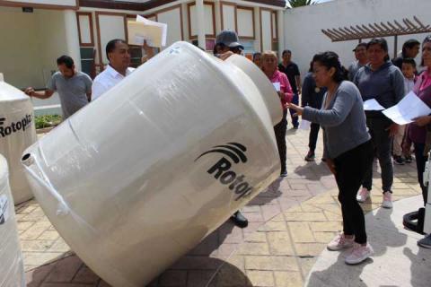 En Lardizábal, continúa la entrega de tinacos rotoplas imagen 3