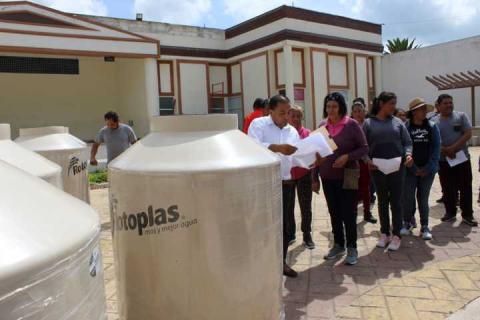 En Lardizábal, continúa la entrega de tinacos rotoplas imagen 7
