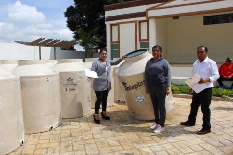 En Lardizábal, continúa la entrega de tinacos rotoplas imagen 2