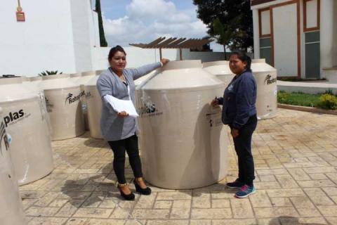 En Lardizábal, continúa la entrega de tinacos rotoplas imagen 4