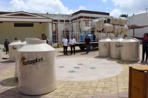 En Lardizábal, continúa la entrega de tinacos rotoplas imagen 5