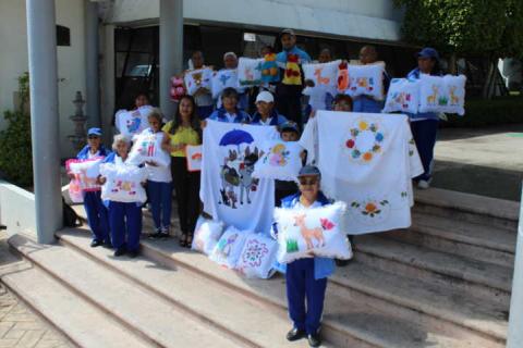 Abuelitos de Lardizábal concluyeron satisfactoriamente curso de manualidades imagen 1
