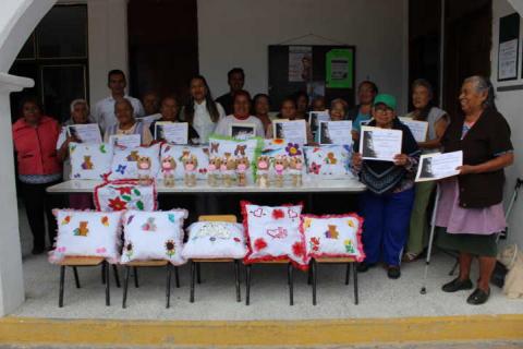 Abuelitos de Lardizábal concluyeron satisfactoriamente curso de manualidades imagen 3