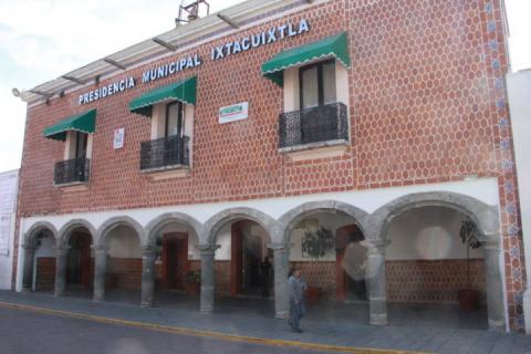 Empleados de ayuntamiento de Ixtacuixtla molestos x la falta de pago imagen 1
