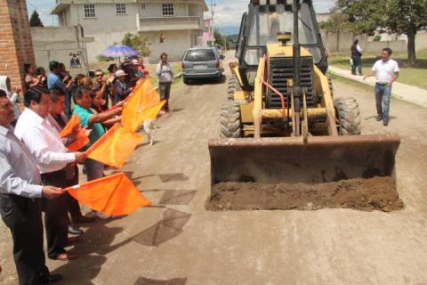 Alcalde inicia trabajos de pavimentación en la 16 de septiembre del barrio de Yoalcoatl imagen 2