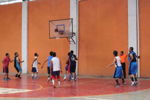 Alcalde ING motiva a jóvenes deportistas con torneo de básquetbol imagen 2
