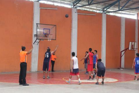 Alcalde ING motiva a jóvenes deportistas con torneo de básquetbol imagen 3