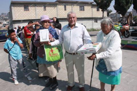 Alcalde de Teacalco festejo con mucha diversión a los niños y a sus mamás imagen 1