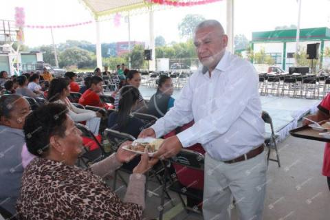 Alcalde de Teacalco festejo con mucha diversión a los niños y a sus mamás imagen 2