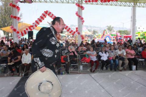 Alcalde de Teacalco festejo con mucha diversión a los niños y a sus mamás imagen 3