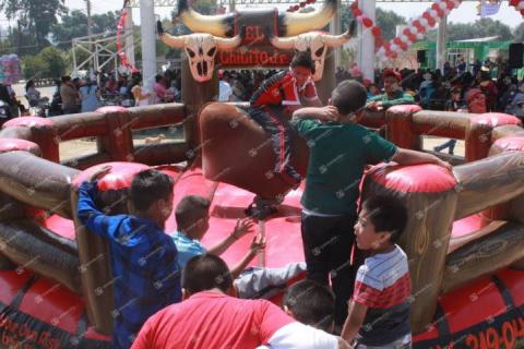 Alcalde de Teacalco festejo con mucha diversión a los niños y a sus mamás imagen 4