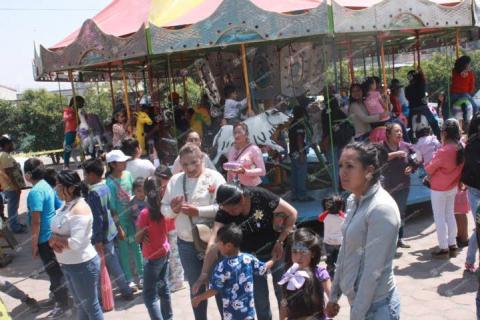 Alcalde de Teacalco festejo con mucha diversión a los niños y a sus mamás imagen 5