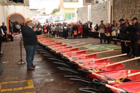 Alcalde impulsa la economía de los pobladores con herramientas sin ningún costo imagen 2
