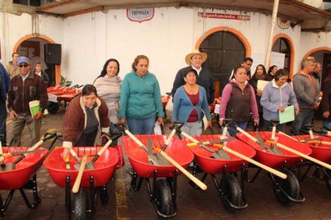 Alcalde impulsa la economía de los pobladores con herramientas sin ningún costo imagen 4