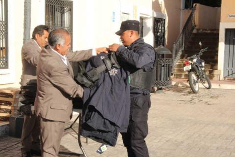 Alcalde entrega 2da dotación de uniformes en este año a policías del municipio imagen 1