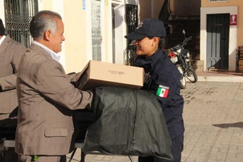 Alcalde entrega 2da dotación de uniformes en este año a policías del municipio imagen 3