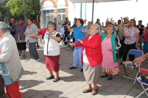 Los integrantes del club de adulto mayor festejaron el día de San Valentín imagen 1