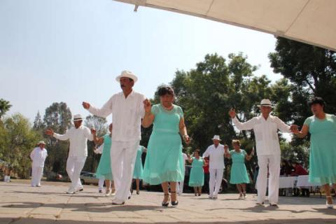 Los integrantes del club de adulto mayor festejaron el día de San Valentín imagen 2