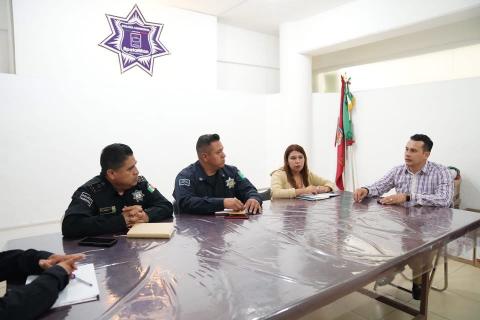 Ridículo, alcalde de Apetatitlán posa con policías después de un secuestro y su fracaso en la seguridad