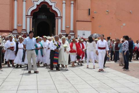 Abuelitos de Xaloztoc danzan el Xochipitzahuatl para festejar su día imagen 4