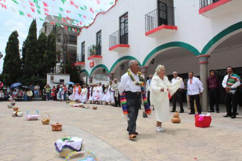Abuelitos de Xaloztoc danzan el Xochipitzahuatl para festejar su día imagen 3