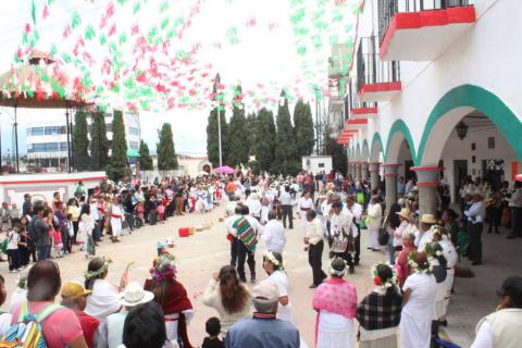 Abuelitos de Xaloztoc danzan el Xochipitzahuatl para festejar su día imagen 2