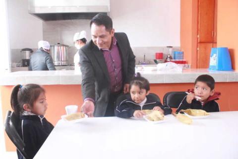 Alcalde mejora la alimentación de niños de preescolar con un comedor escolar imagen 3