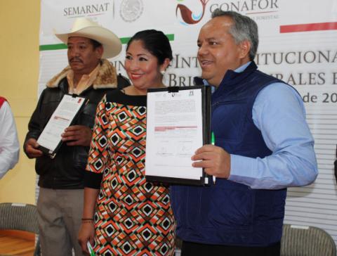 Firma Alejandro Aguilar López convenio interinstitucional de brigadas rurales imagen 1