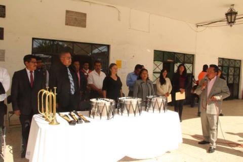 Alcalde beneficio a primaria Flores Magón con equipo para banda de guerra imagen 2