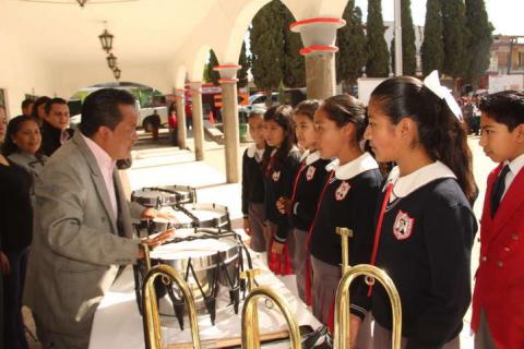 Alcalde beneficio a primaria Flores Magón con equipo para banda de guerra imagen 1