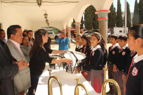 Alcalde beneficio a primaria Flores Magón con equipo para banda de guerra imagen 4