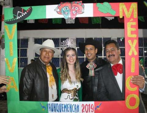 Alcalde encabezo el tradicional Grito de Independencia de México imagen 3