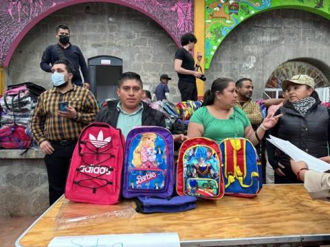 En apoyo a la economía familiar el alcalde de Xaltocan entrega mochilas a estudiantes imagen 1